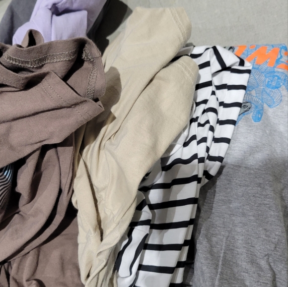 Bulk t-shirts (vintage, blanks, and graphic Tee's) - Picture 4 of 4